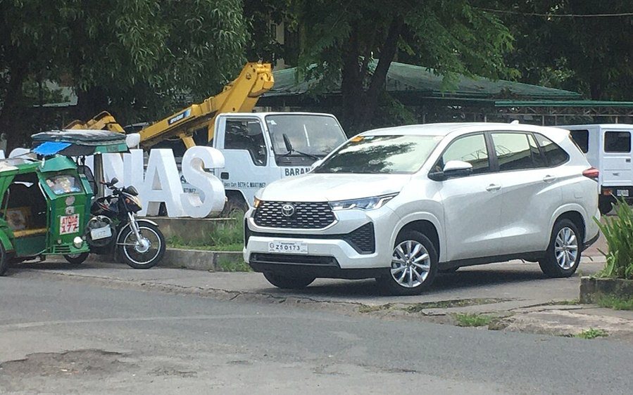 Toyota Innova Crysta — дизель, под заказ из Индии